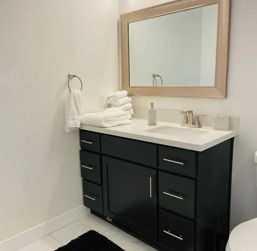 Your Downtown With California King Bed Unit A
