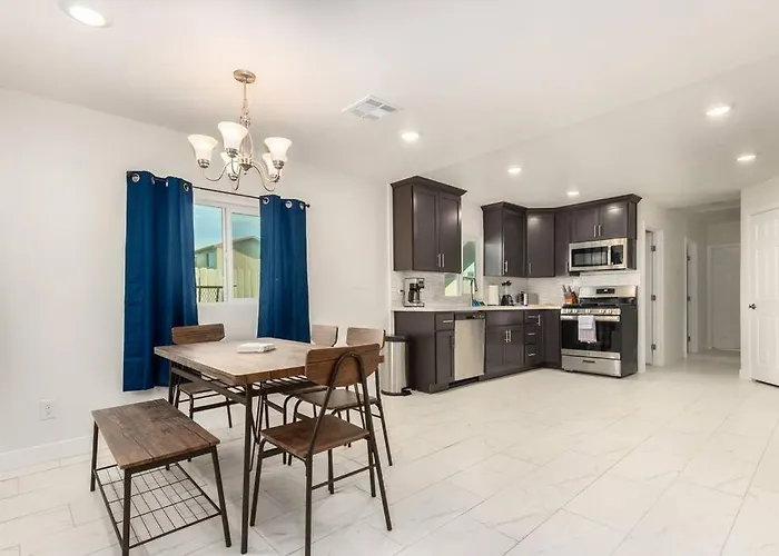 Your Downtown With California King Bed Unit A
