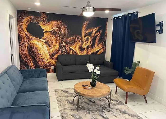 Your Downtown With California King Bed Unit A