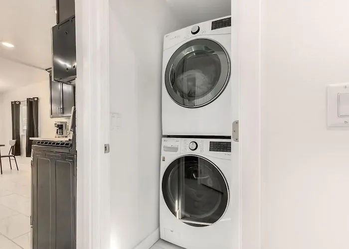 Your Downtown With California King Bed Unit A